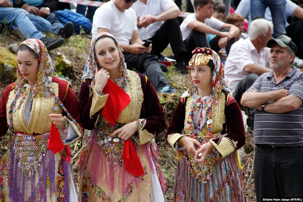 Banorët e kësaj ane megjithëse janë shpërngulur në Gostivar, Shkup dhe në diasporë ata thonë se vazhdojnë të ruajnë një pjesë të riteve dhe zakoneve gjatë festave familjare, veçanërisht këngët që janë polifonike dhe veshjen, e cila është unike e me motive që zanafillën e kanë që nga koha ilire.