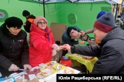 Волонтерки роздають їжу