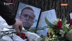 'Umrla je poslednja nada': Odavanje pošte Navaljnom ispred Ambasade Rusije u Beogradu