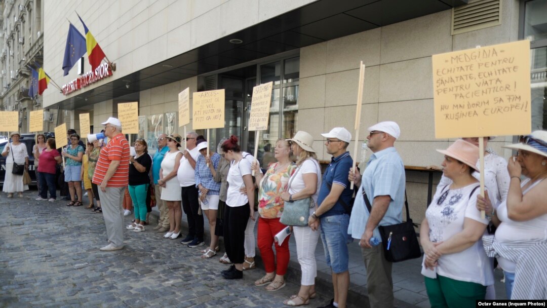 Reprezentanții Federaţiei Asociaţiilor Bolnavilor de Cancer protestează în fața Ministerului Sănătății din Bucuresti, 13 iulie 2023. Oamenii s-au plâns că au fost ignorați, în timp ce afară erau 40 de grade Celsius.
