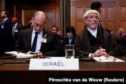 Заместитель генерального прокурора Израиля Гилад Ноам и британский юрист Малкольм Шоу, один из судей, представляющих Израиль в Международном суде ООН в Гааге, 26 января 2023 года