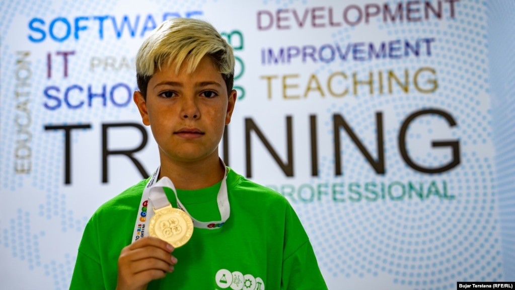 Kron Selmanaj, nxënës nga Kosova që zuri vendin e tretë në Olimpiadën STEM në Paris të Francës për matematikë.