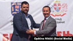 Marko Kovačević i predsjednik Trebinja Mirko Ćurić nakon potpisivanja Sporazuma o bratimljenju Opštine Nikšić i grada Trebinje, Trebinje, jul. 2023.