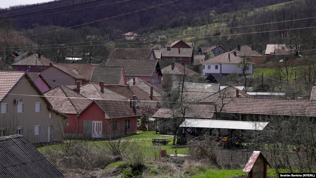 Shtëpitë në fshatin Zhitkoc të Zveçanit.