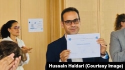 حسین حیدری وکیل مدافع افغان که در اروپا زنده‌گی میکند