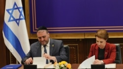 Ministarka vanjskih poslova i dijaspore Kosova Donika Gervalla i ministar unutarnjih poslova Izraela Moshe Arbe na potpisivanju sporazuma o ukidanju viza u Prištini 18. juna 