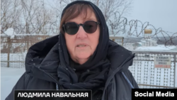 Майката на Алексей Навални говори близо до наказателната колония, в която той почина