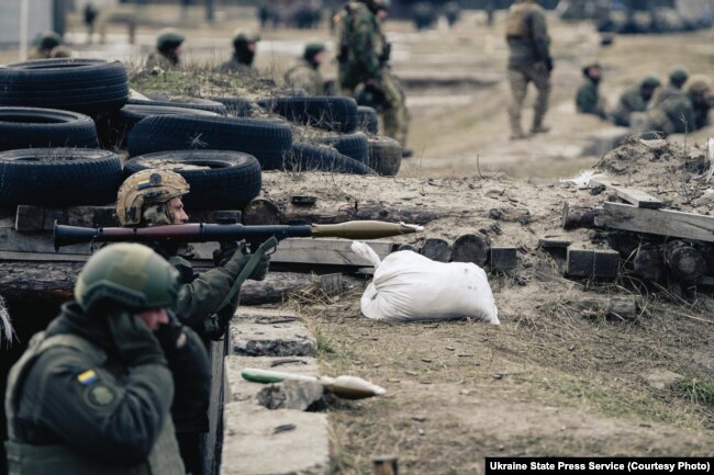 Trupat e Brigadës Bureviy stërviten në rajonin e Kievit.