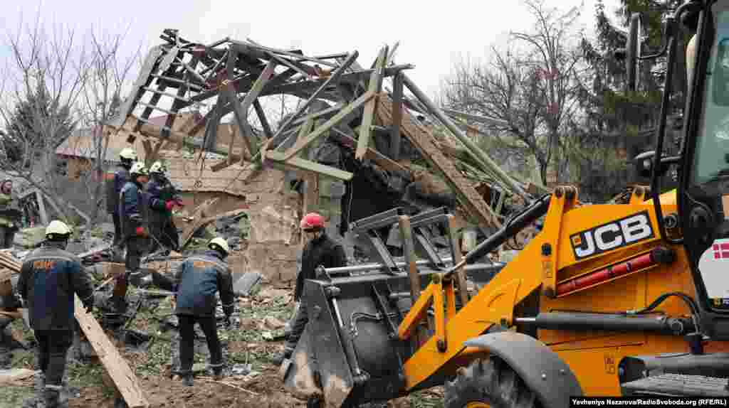 ЗАПОРІЖЖЯ &ndash; Рятувальники розбирають завали зруйнованого будинку