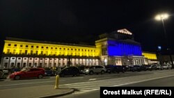 Оперний театр у Варшаві підсвітили синьо-жовтими кольорами у знак солідарності з Україною