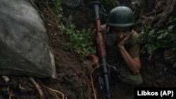 Украински војник во ров на фронтот во регионот Запорожје