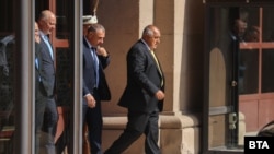 Лидерът на ГЕРБ Бойко Борисов (вдясно) напуска президентството, следван от охраната си и номинирания за премиер Росен Желязков, 1 юли 2024 г.