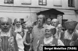 Александр Солженицын и его жена Наталья с участниками фольклорного ансамбля в Ярославле