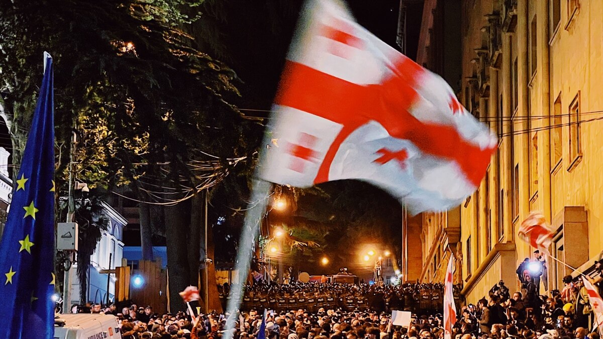 В Тбилиси у здания парламента прошел митинг против закона об иноагентах