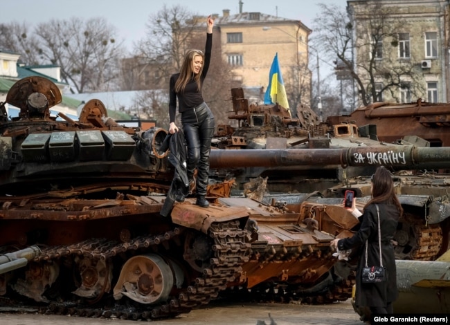 Ekspozita e pajisjeve ushtarake të shkatërruara ruse që morën pjesë në pushtimin e Ukrainës. Kiev, Mars 2023