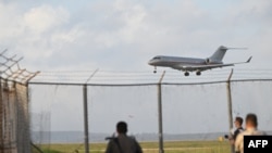 Avion u kojem se nalazi osnivač WikiLeaksa Julian Assange stiže na međunarodni aerodrom Saipan na Saipanu, Sjeverna Marijanska ostrva, 26. juna 2024. godine.