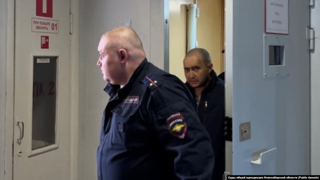 Sergei Shakhmatov (right), who had spent a total of 15 years in prison for fraud and theft, was granted clemency in return for taking part in Russia's invasion of Ukraine.