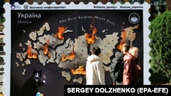 Банер із зображенням Росії у вогні та написом «Імперія зла має впасти» в центрі Києва, 31 жовтня 2023 року