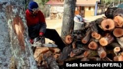 Alija Mujić priprema drvo za zimu.