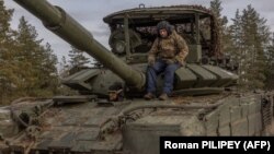 Українські військові їдуть на танку по дорозі в Лиманському районі Донецької області. 21 січня 2024 року