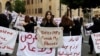 نور عریضة، مدل آمریکایی لبنانی، در یک تجمع اعتراض به «خشونت علیه زنان»، مقابل پارلمان لبنان، سال ۲۰۲۲