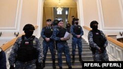 Вход в зал заседаний, где объявляли приговор Дарье Треповой, охранялся