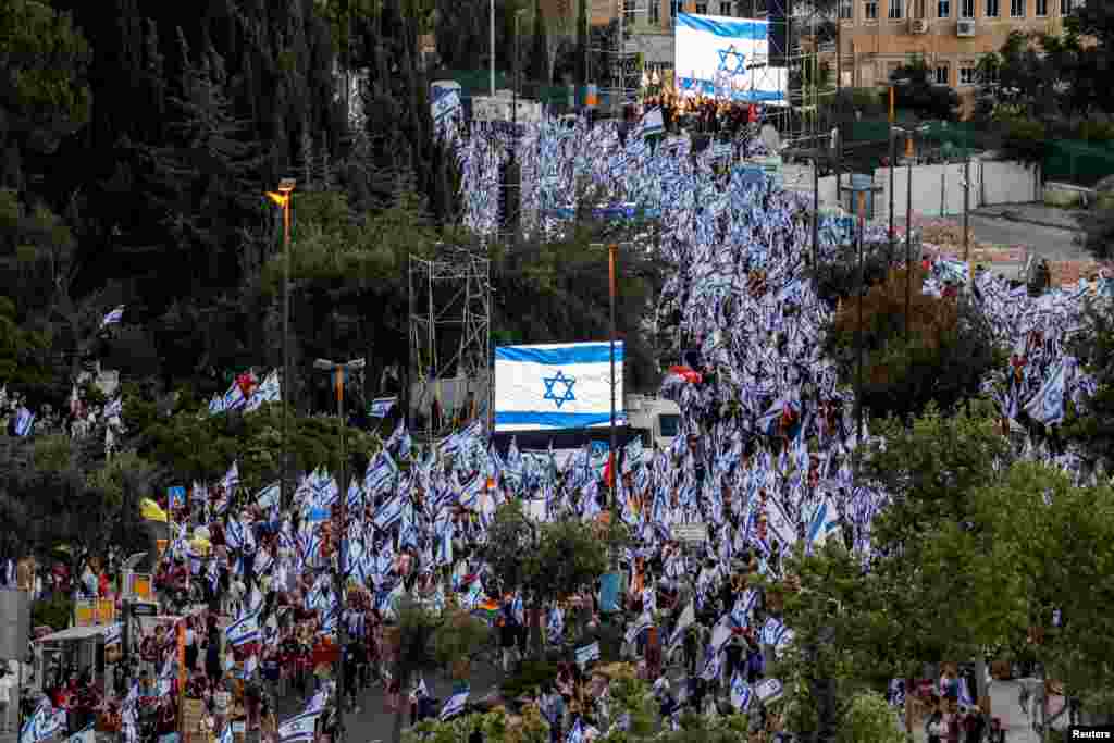 Tüntetők a Knesszet, az izraeli parlament közelében 2023. július 24-én.&nbsp;A tüntetéseket az igazságügyi reformról szóló törvényjavaslat váltotta ki, amely eltörli az észszerűségi záradékot, amely lehetővé teszi, hogy Izrael legfelsőbb bírósága felülbírálja a kormány döntéseit