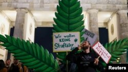 Slavlje ispred Brandenburške kapije u Berlinu nakon legalizacije kanabisa, 1. aprila 2024.