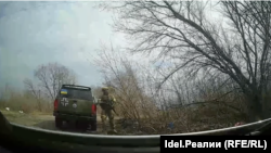 Скриншот с видео обстрела украинцами автомобиля с женщиной и ребенком. Журналисты выяснили, что видео оказалось постановкой