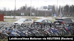 Конфискованные велосипеды лежат на границе между Россией и Финляндией на пограничном пункте Нуйямаа. Финляндия, 15 ноября 2023 года.