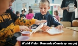 În România, un copil din trei este în riscă de sărăcie cel mai ridicat procent din Uniunea Europeană. În unele zone, acest risc este de 50%.