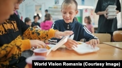 Ministerul Educației oferă o masă copiilor din 450 de școli. Aproximativ 1.500 de copii din 22 de școli din zone vulnerabile sunt hrăniți în timpul școlii de World Vision, la prânz.