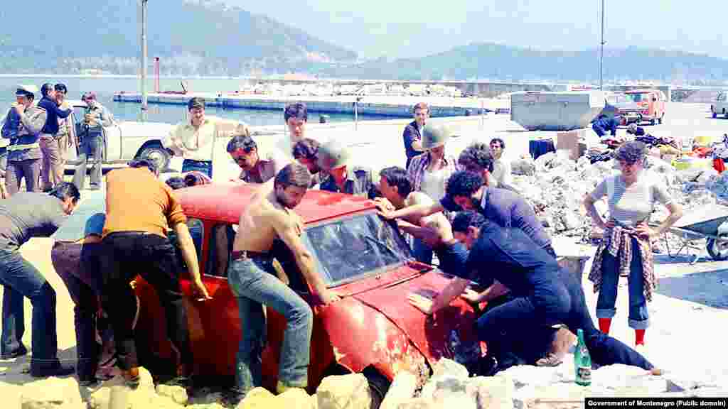 As news of the quake spread, thousands of young people from across Yugoslavia arrived to help with the cleanup.