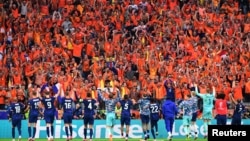 Slavlje holandskih fudbalera i navijača poslije utakmice protiv selekcije Rumunije, u Minhenu, Njemačka, 1. jula 2024.