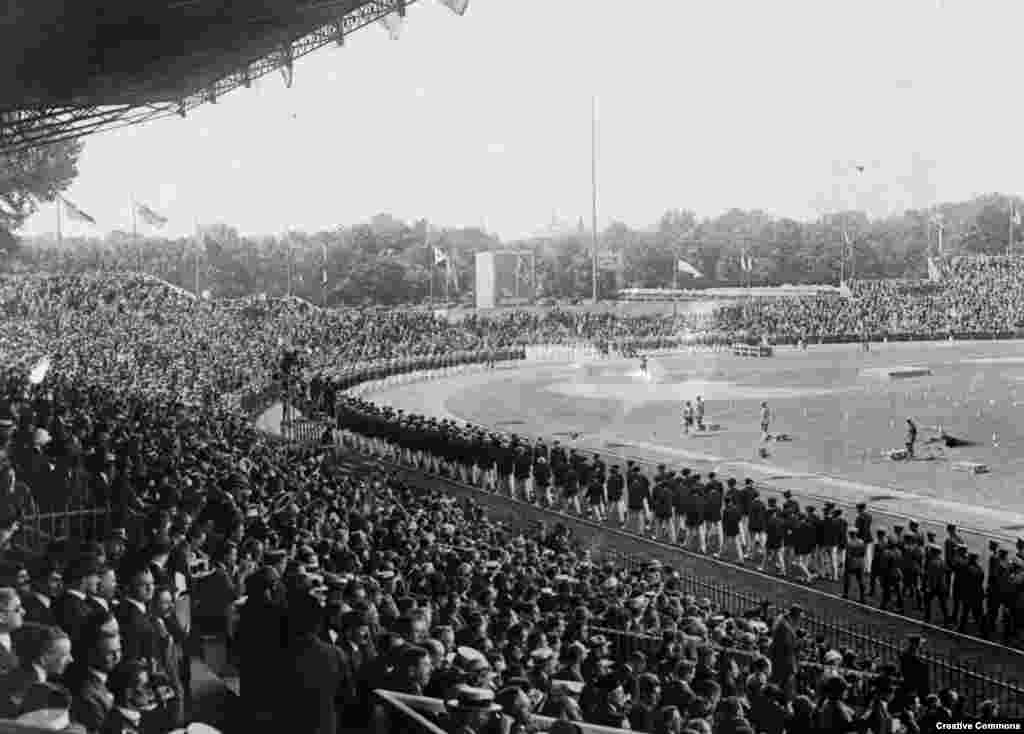 Ceremonija otvaranja Ljetnih olimpijskih igara u Parizu, 15. jula 1924. Francuska prijestolnica također je bila domaćin Ljetnih olimpijskih igara i 1900. godine. Nakon Olimpijskih igara 2024., Pariz će se pridružiti Londonu i biti jedini grad koji je tri puta ugostio ljetnu Olimpijadu.