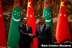 Hytaýyň prezidenti Si Szinpin 2023-nji ýylyň 18-nji maýynda Hytaýyň Şansi welaýatynyň Sian şäherinde geçirilen Hytaý-Merkezi Aziýa sammitiniň çäginde ylalaşyk gol çekmek dabarasynda Türkmenistanyň prezidenti Serdar Berdimuhammedow bilen el gysýar.