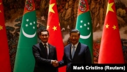 Председатель КНР Си Цзиньпин пожимает руку президенту Туркменистана Сердару Бердымухамедову во время церемонии подписания соглашения на полях саммита Китай-Центральная Азия в Сиане, провинция Шэньси, Китай, 18 мая 2023 года