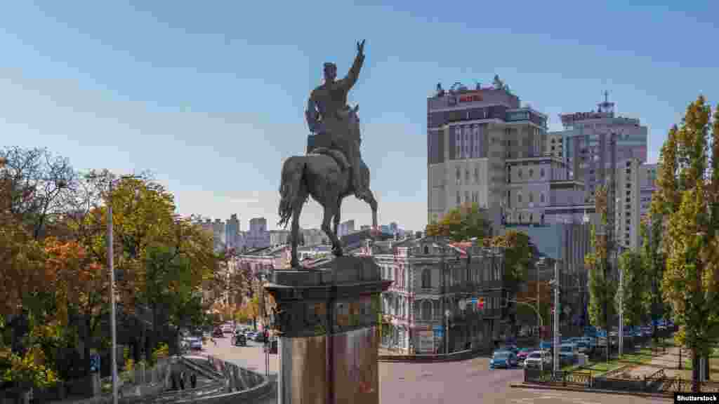 Një monument për komandantin ushtarak të carit të Ushtrisë së atëhershme të Kuqe, Nikolai Shchors, në qendër të Kievit. Monumenti u vandalizua vazhdimisht para se të rrëzohej më 9 dhjetor 2023. Në këtë foto të tetorit të vitit 2021, mund të shihet këmba e përparme e kalit e zëvendësuar, pasi gjymtyra origjinale prej bronzi u sharrua nga aktivistë të panjohur. &nbsp;