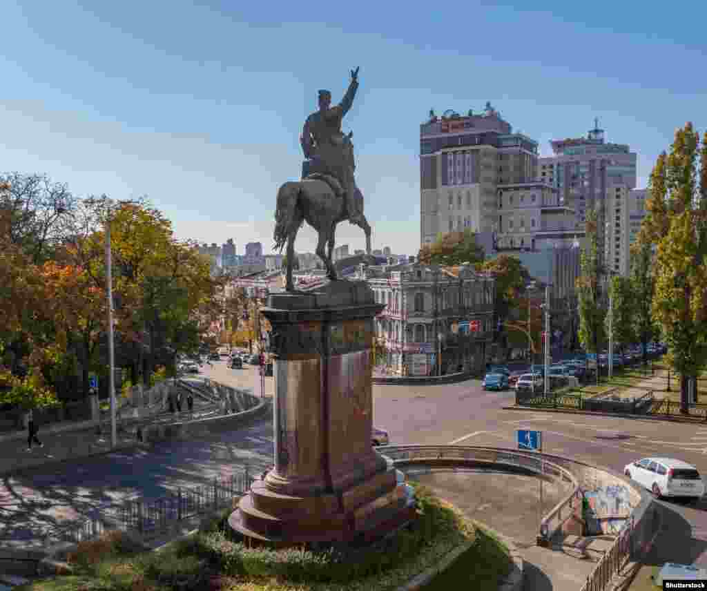 Статуя на командира в Червената армия Николай Щорс в центъра на Киев. Паметникът многократно беше вандализиран преди да бъде демонтиран на 9 декември 2023 г. На снимката от октомври 2021 г. се вижда подмененият преден десен крак на коня, който преди това беше отрязан от неизвестни извършители.