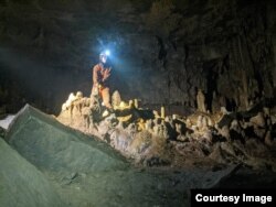 Slaveya Kostadinova regjistron pamjen e kompleksit të shpellave të zbuluar së fundmi.