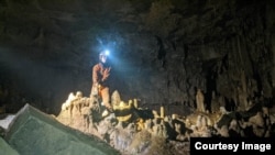 Славея Костадинова осматривает обнаруженный пещерный комплекс
