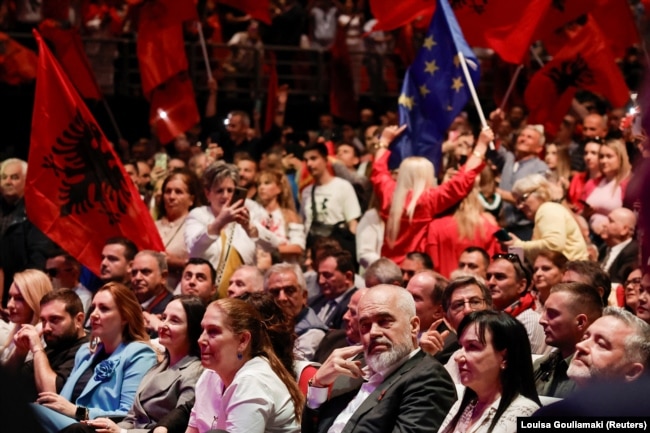 Qytetarët shqiptarë gjatë takimit me kryeministrin Edi Rama, mbanin flamuj shqiptarë dhe të BE-së.