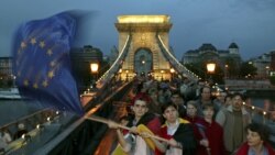 Ünneplő tömeg Magyarország európai uniós csatlakozásakor, 2004. május 1-jén Budapesten
