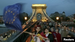 Ünneplő tömeg Magyarország európai uniós csatlakozásakor, 2004. május 1-jén Budapesten