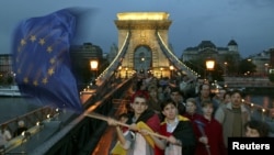 Az ország uniós csatlakozását ünneplők Budapesten, a Lánchídon 2004. május elsején