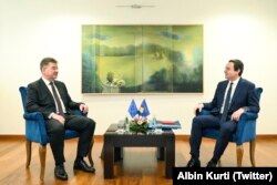 Emisari evropian, Miroslav Lajçak gjatë takimit me kryeministrin e Kosovës Albin Kurti, Prishtinë 11 maj 2023.