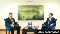 I dërguari i posaçëm i Bashkimit Evropian (BE) për dialogun ndërmjet Kosovës dhe Serbisë, Mirosllav Lajçak, dhe kryemnistri i Kosovës, Albin Kurti. Fotografi nga arkivi.
