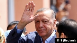 Президент Турции Эрдоган идет голосовать на выборах президента. Стамбул, Турция. 14 мая 2023