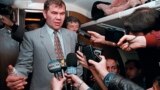 Генерал Александр Лебедь отвечает на вопросы российских журналистов после переговоров в Чеченской Республике Ичкерия. Сентябрь 1996 года. Фото: Александр Неменов