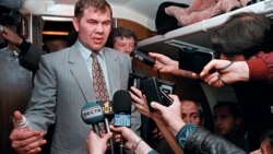 Генерал Александр Лебедь отвечает на вопросы российских журналистов после переговоров в Чеченской Республике Ичкерия. Сентябрь 1996 года. Фото: Александр Неменов